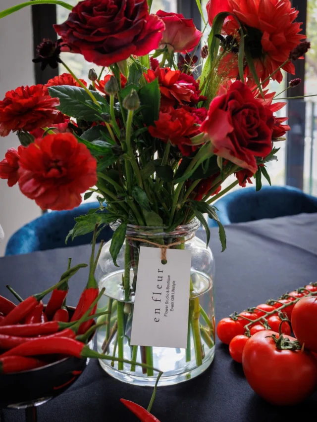 Need a little pick-me-up? Drop by @enfleur.hk , our neighbourhood flower studio and boutique. 💐
#DiscoverTaiHang #TaiHang #HongKong