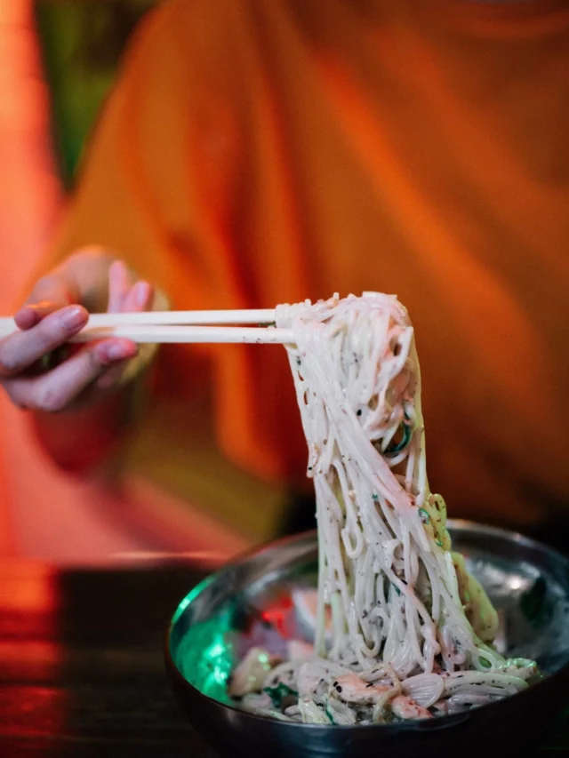 Hot day, cold noodles. @chinjorfantong ’s cold rice noodles are exactly where summer wants to be — just around the corner. 🍜
#DiscoverTaiHang #LocalEats #HongKong