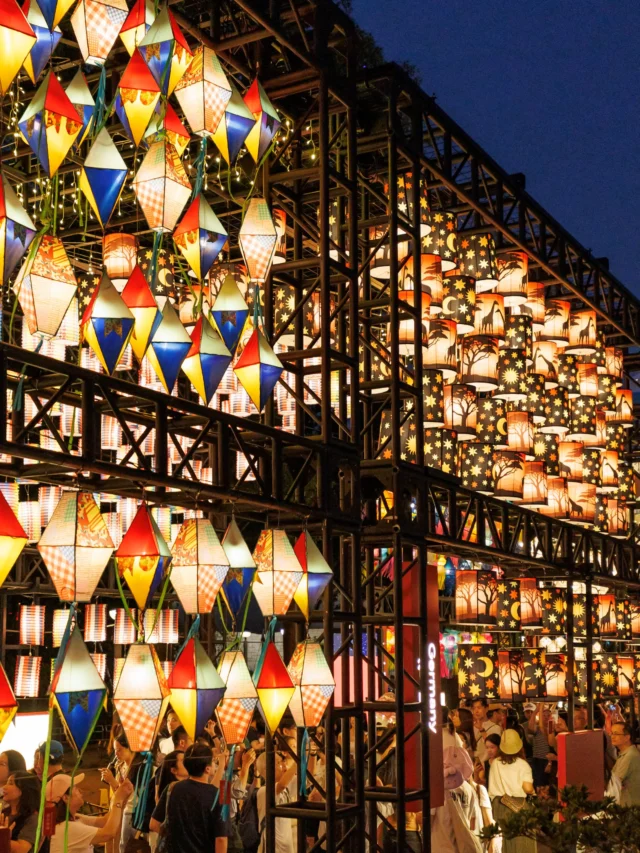 Mid-Autumn isn’t quite over — the lanterns stay lit at Victoria Park through 7 October. One more evening stroll, then. 🏮✨
#DiscoverHongKong #OnlyinHongKong #VictoriaPark #HongKong