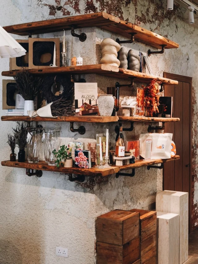 Fall colours at @het.azalea by @vanderbloomhk 🍁Bringing the season indoors. 
#DiscoverTaiHang #TaiHang #LittleTaiHang